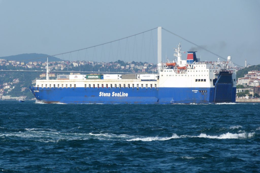 滾裝船又稱駛上駛下船 為了方便貨物裝卸設計 可供車輛直接進出船艙 攝於博斯普魯斯海峽畔