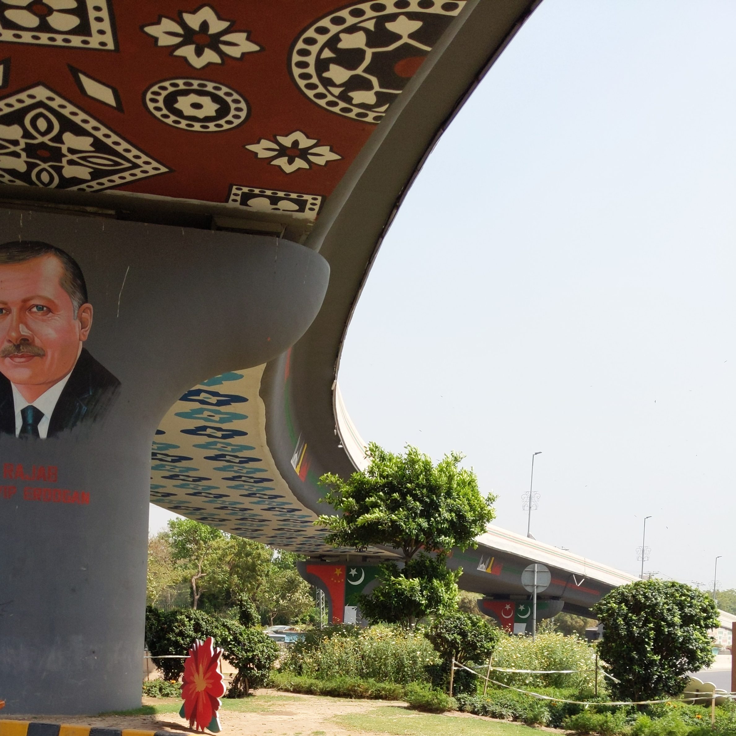 矮夯北於巴基斯坦拉合爾出差時，驚鴻一瞥土耳其總統艾爾多安的畫像，土巴合作關係可見一斑