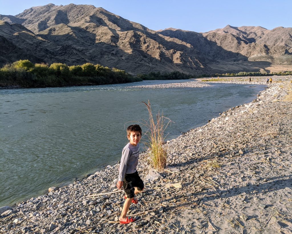 童稚的亞塞拜然裔 伊朗孩童 在阿拉斯河旁奔跑玩耍