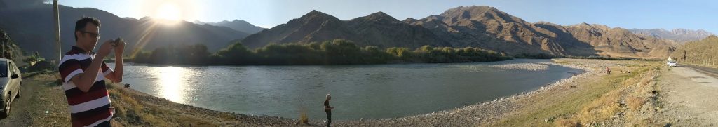 矮夯北與亞塞拜然裔的伊朗朋友，於去年造訪伊朗與亞塞拜然邊境的Aras河